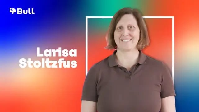 Larisa Stoltzfus in front of a bright coloured background