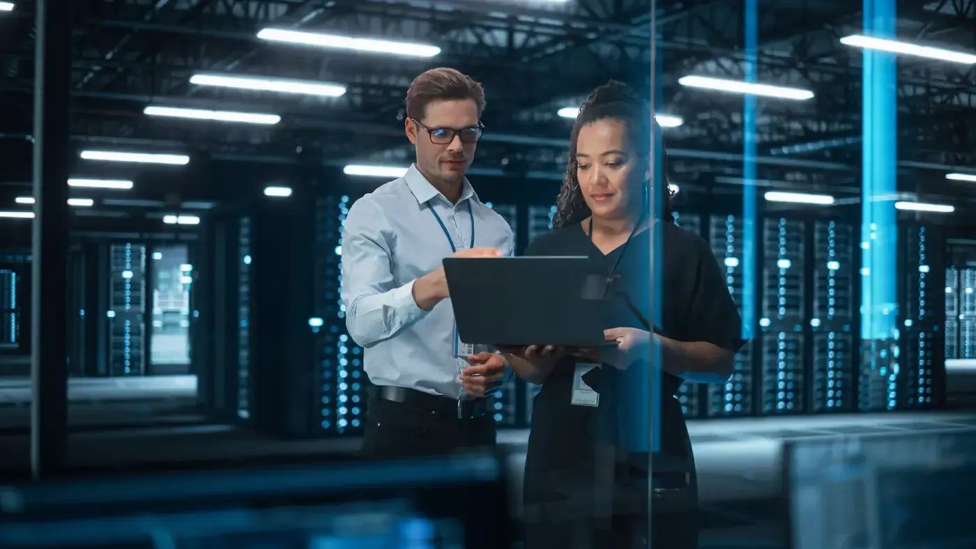 Homme et femme travaillant sur une tablette dans un datacenter