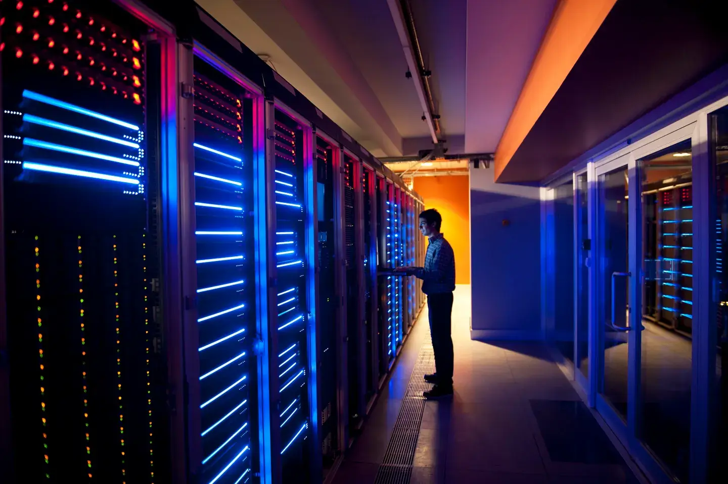 Homme travaillant dans un data center