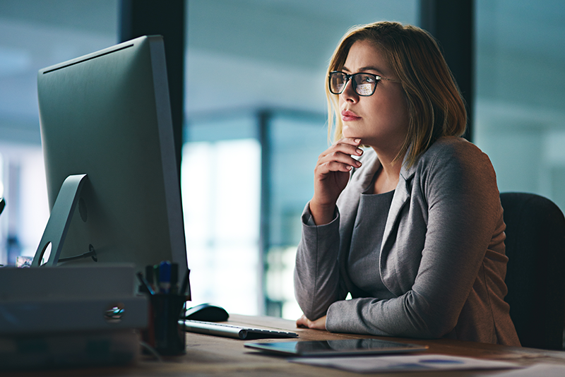 Woman in front of a computer